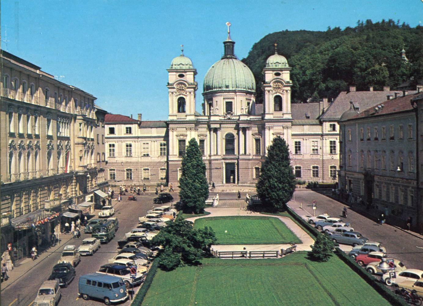 UNBEKANNT (Organisation), Die Dreifaltigkeitskirche am Makartplatz in Salzburg, Obushaltestelle, 1962 - 1964,  Inv.-Nr.Foto 41671