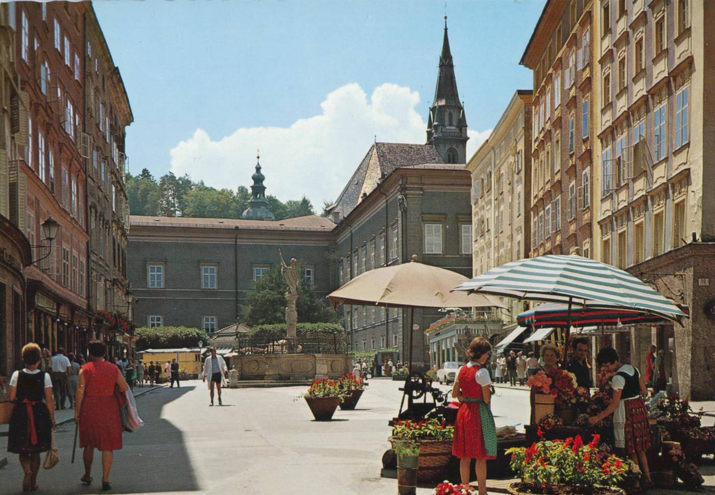 Cosy Verlag, Alfred Gründler, Getreidegasse Nr. 22, Der Alte Markt in Salzburg mit Florianibrunnen und Franziskanerkirche; Elektro-Paketwagen der Post, 1967 - 1969,  Inv.-Nr.Foto 41683