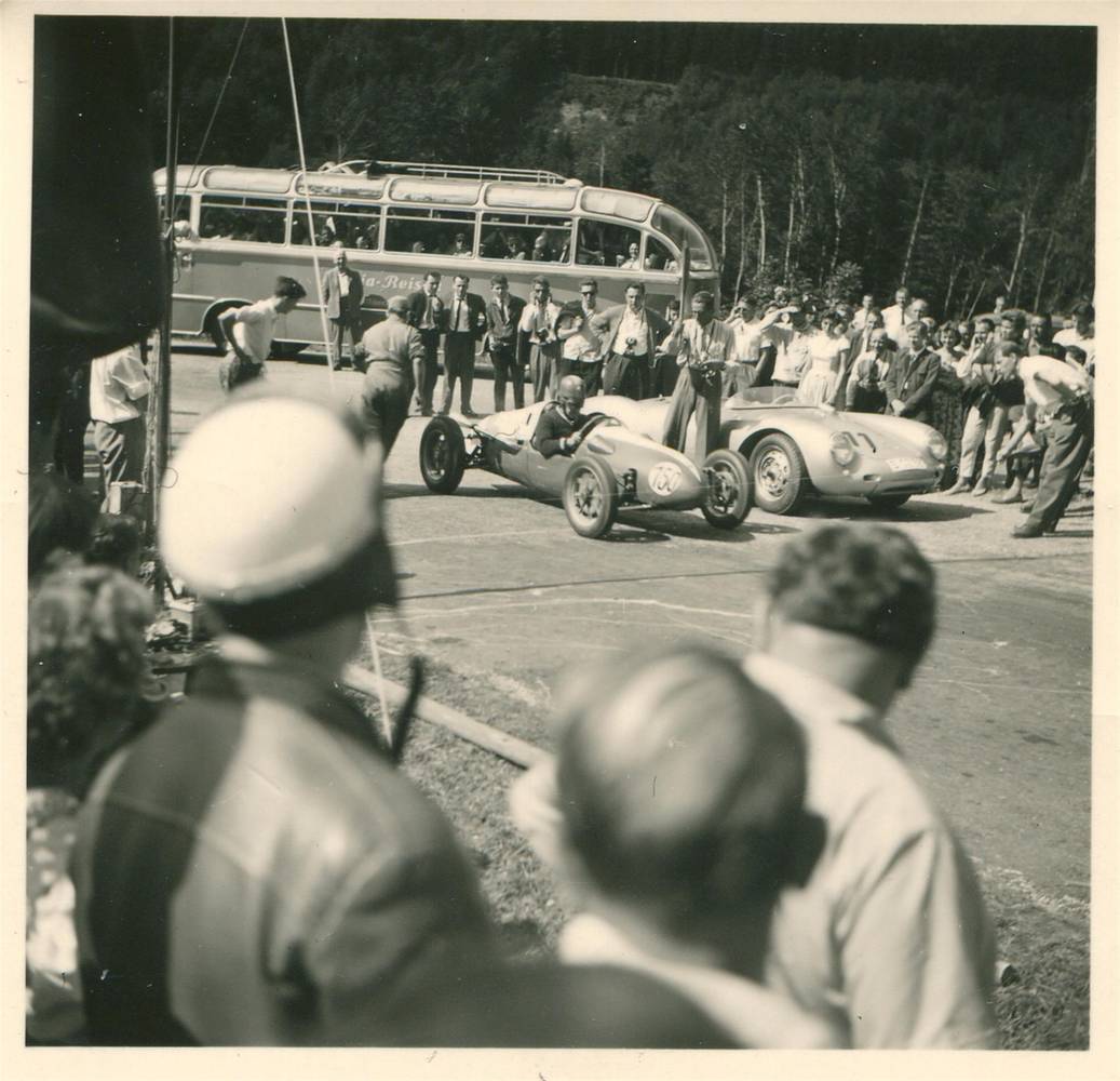UNBEKANNT (Organisation), Am Start zum Gaisbergrennen Walter Huber im Porsche Spyder (St.Nr. 111) und Fahrer mit St.Nr. 150 (ausgefallen), 1957,  Inv.-Nr.Foto 41722_3