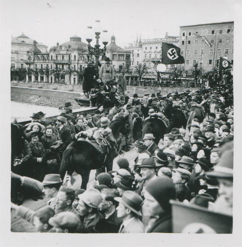 UNBEKANNT (Person), Deutsche Wehrmachtssoldaten mit Pferden auf der Staatsbrücke in Salzburg, 1938 - 1941,  Inv.-Nr.Foto 41728