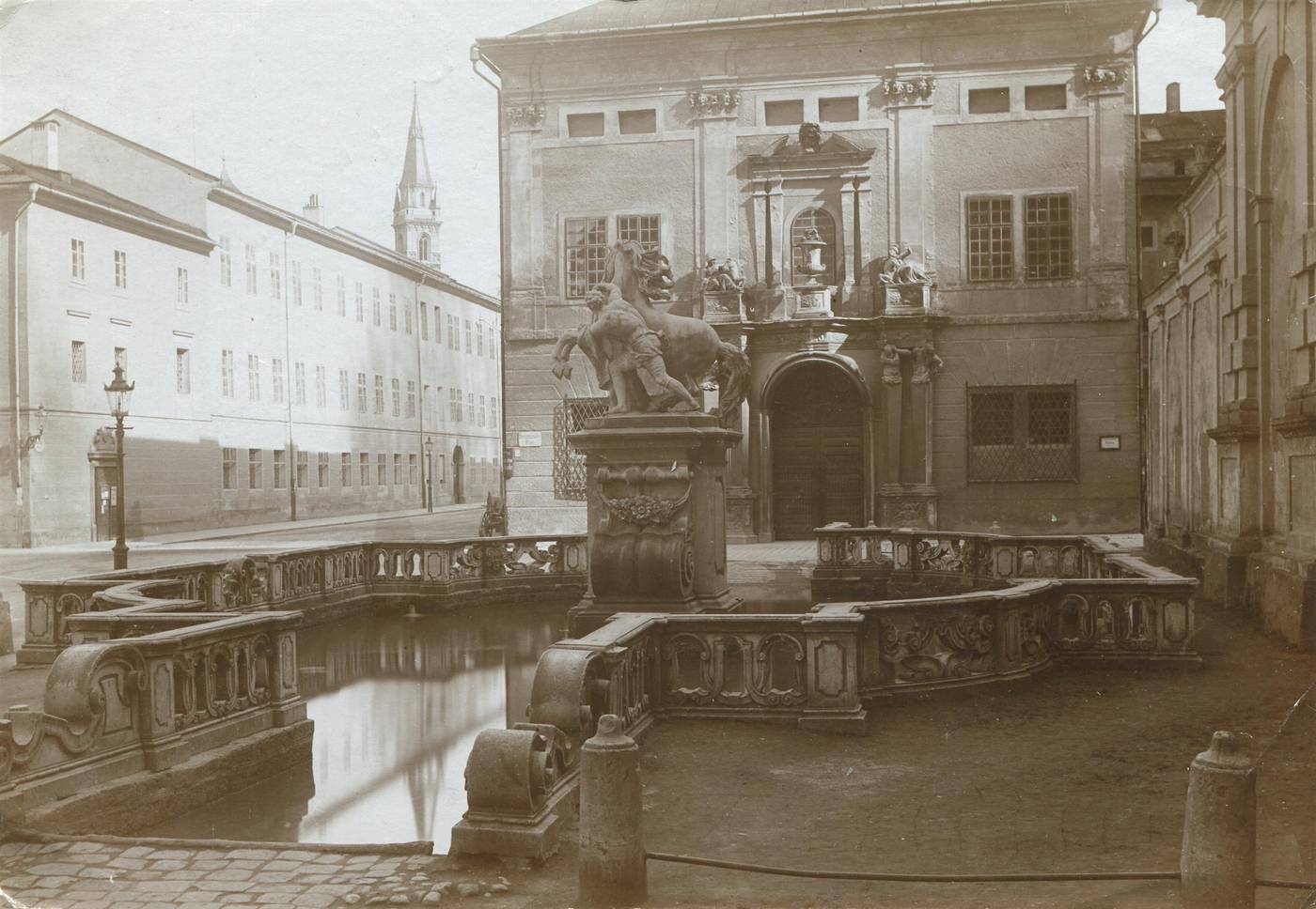 UNBEKANNT (Person), Pferdeschwemme und dahinter das Nordportal des Hofmarstalls, Festspielhaus, Sigmundsplatz 9 (Herbert-von-Karajan-Platz), 1900 - 1910, Inv.-Nr.Foto 41752