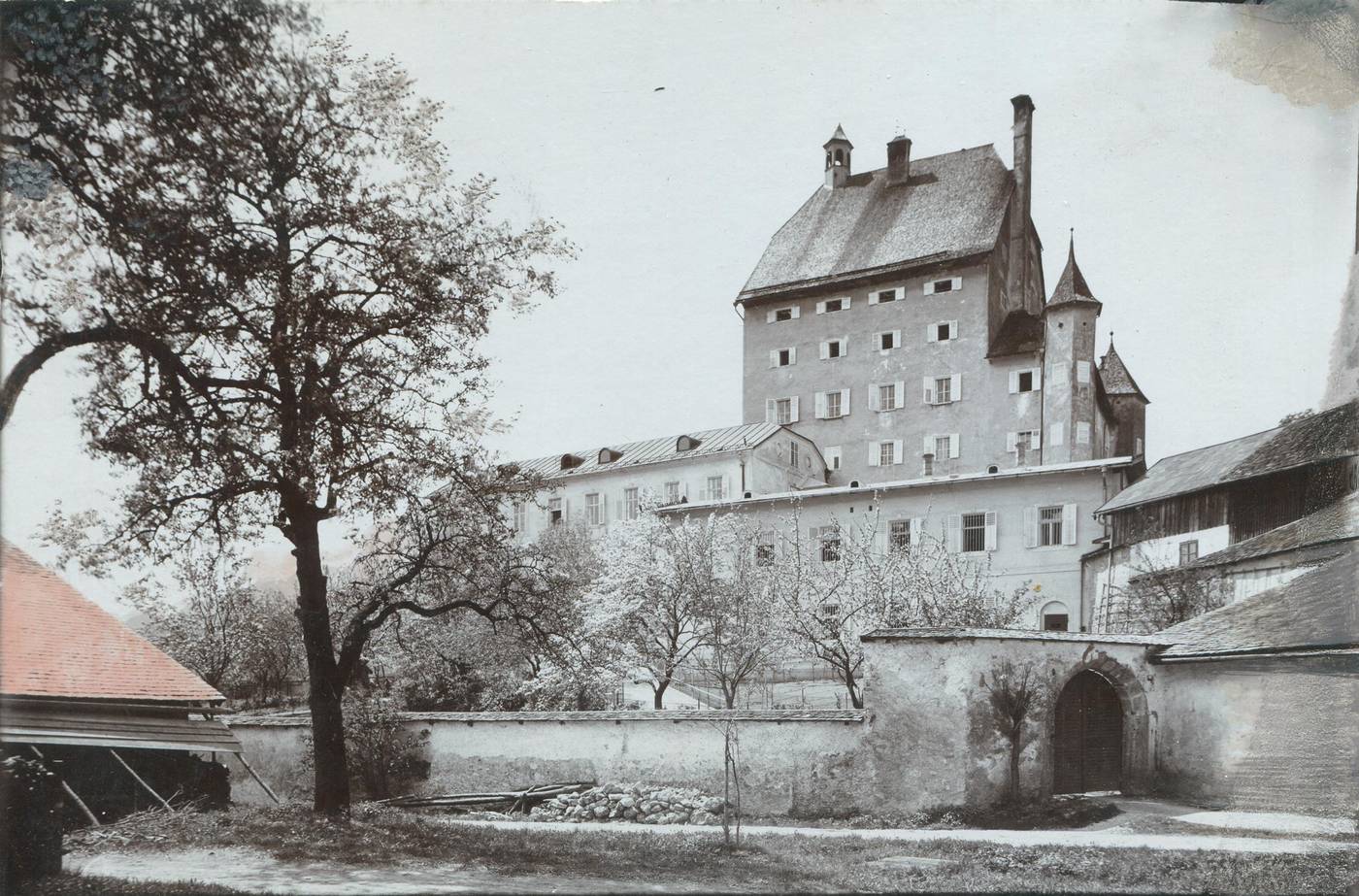 UNBEKANNT (Person), Schloss Goldenstein in Elsbethen mit der privaten Mädchenhauptschule der Augustiner Chorfrauen, Um 1900, Inv.-Nr.Foto 41759