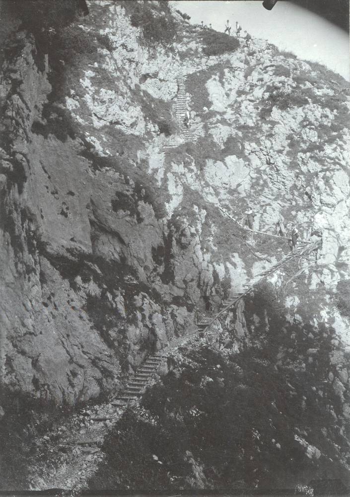 UNBEKANNT (Person), Der Dopplersteig am Untersberg, Wanderer, Um 1900, Inv.-Nr.Foto 41762
