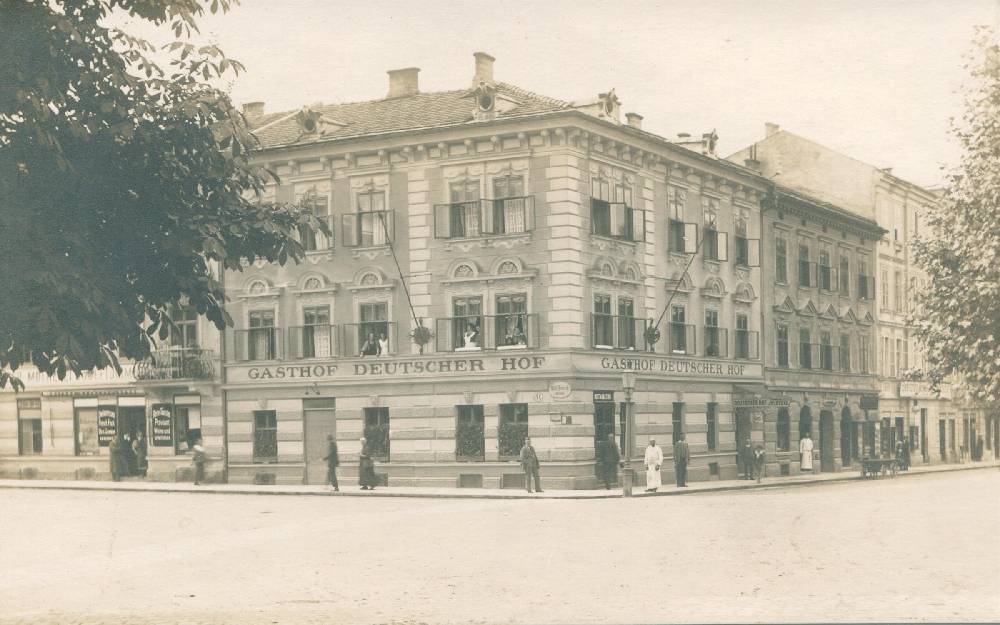 UNBEKANNT (Person), Gasthof Deutscher Hof an der Ecke Hubert-Sattler-Gasse und Wolf-Dietrich-Straße, Fotoabzug auf Papier, Um 1920, Inv.-Nr. Foto 42457