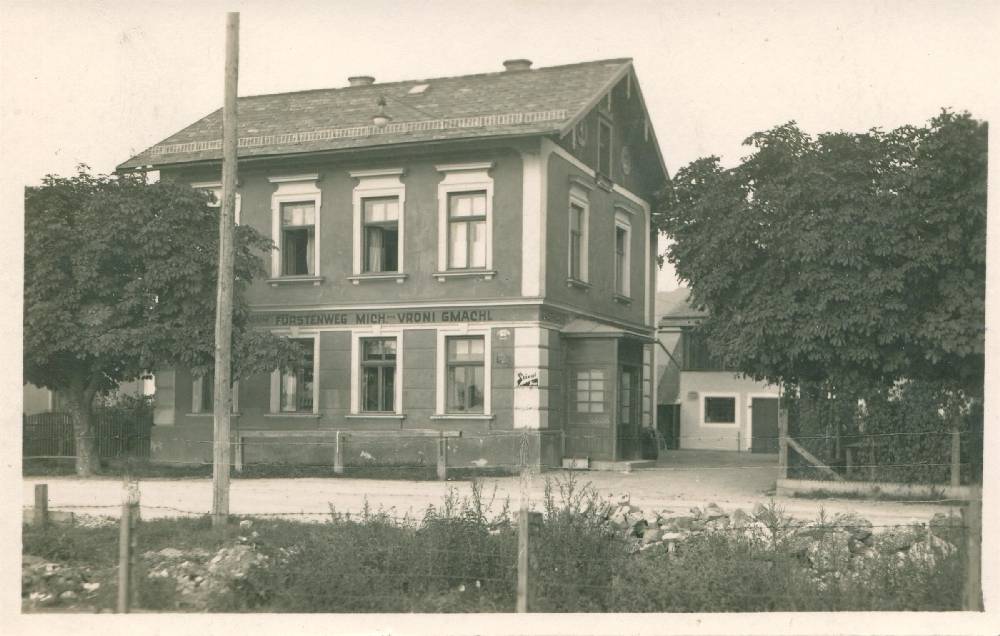 Franz Hartl, Gasthaus Gmachl, zum Fürstenweg (= Vogelweiderstraße), Fotoabzug auf Papier, 1930 - 1940, Inv.-Nr. Foto 42458