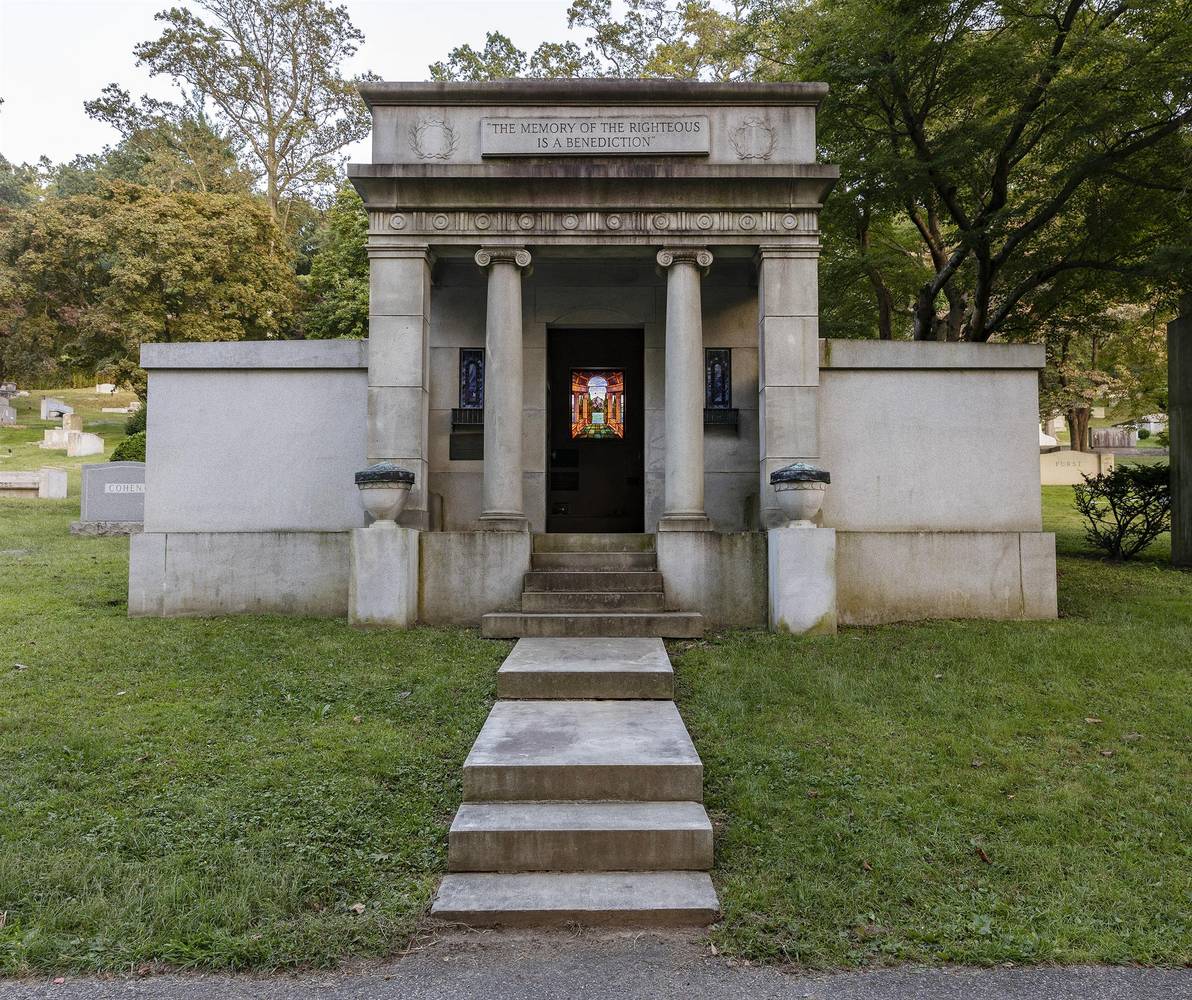 Andrew Phelps (*1967), Max Reinhardt´s Mausoleum, Westchester Hills Cemetery, Hastings on Hudson, NY 2019, 2019, Inv.-Nr. Foto 44264