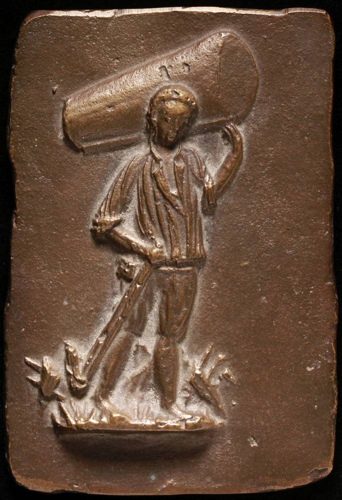 Bernhard Prähauser (1921 – 2016), Plakette, Halleiner Salzträger, um 1980, Bronze, gegossen, Inv.-Nr. MÜ 42646