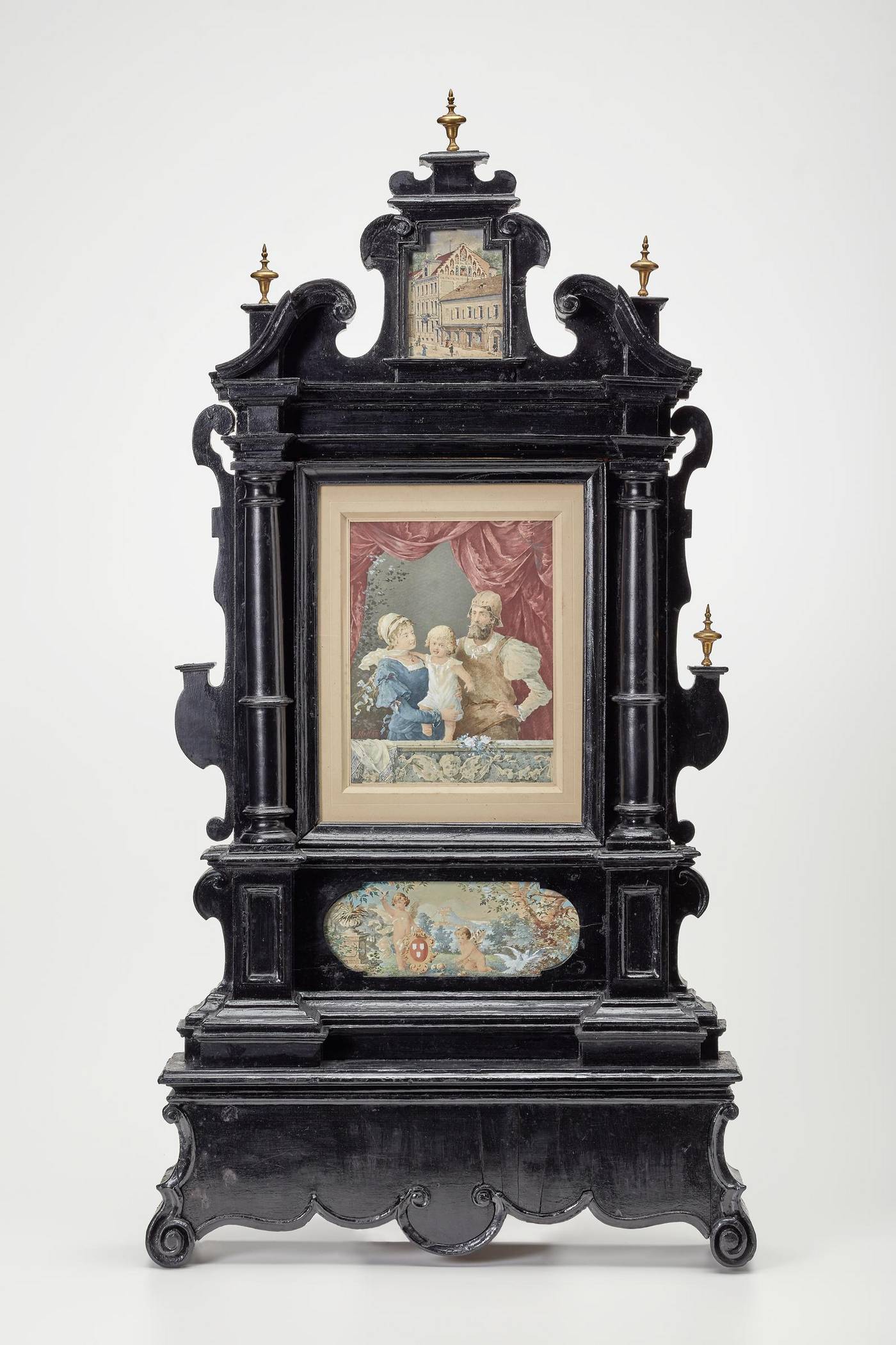 C. Mell (1851 – 1936), J. Salb (1845 – 1904), "Familienaltar", Zieraltar mit Aquarellen von Wohnhaus und Porträt der Familie des Architekten Carl Demel, Aquarell in geschnitztem und gefassten Holz, Inv.-Nr. 1008-2020