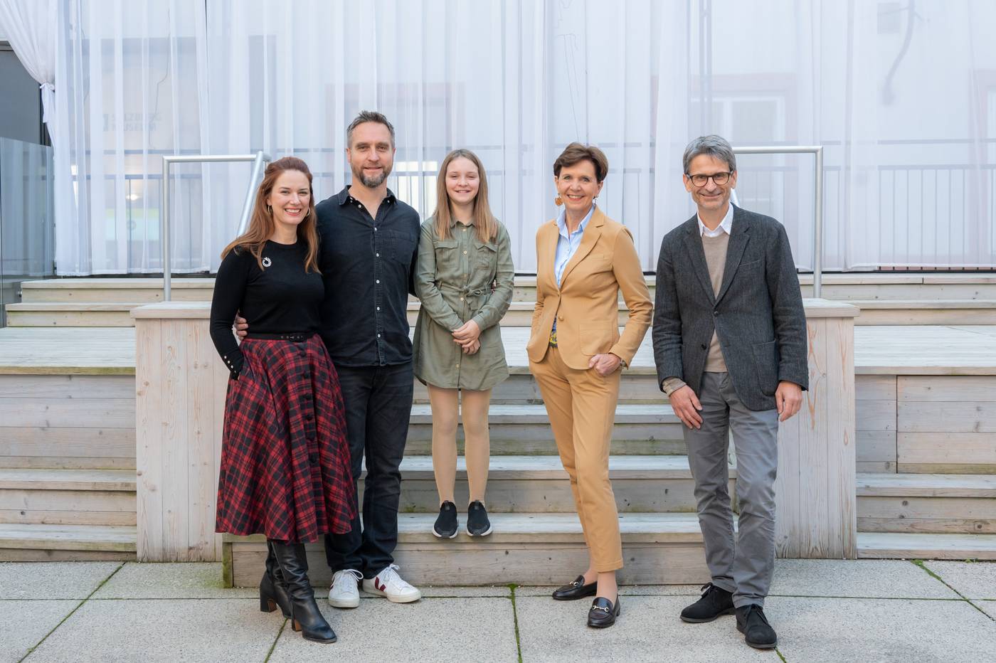 Bild v.l.n.r.: Anthony, Cait und Mara Hill mit Präsidentin Dr. Brigitta Pallauf und Dir. Martin Hochleitner, ©SMV/Hannelore Kirchner